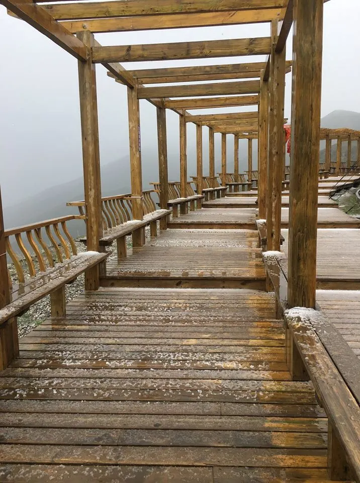 拉脊山的觀景台，已經是雪線以上了。難得的一次可以看盡四季。