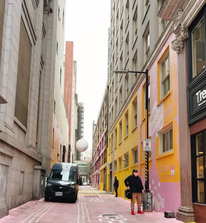 看似夢幻的粉紅巷