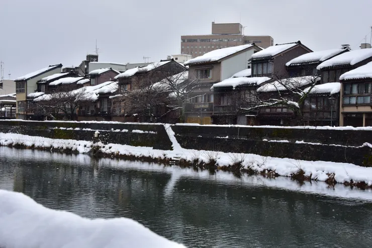 連河堤邊上都是滿滿的積雪