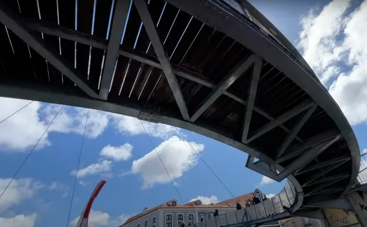 最特別的是環狀人行橋， 透過纜線懸掛在橋上。