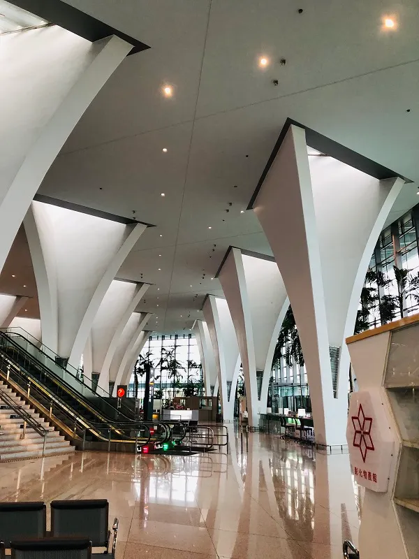 一體成型的長柱,據說設計靈感是來自於彰化最重要的稻田產業,像是一根根從田裡拔地而起的稻穗。