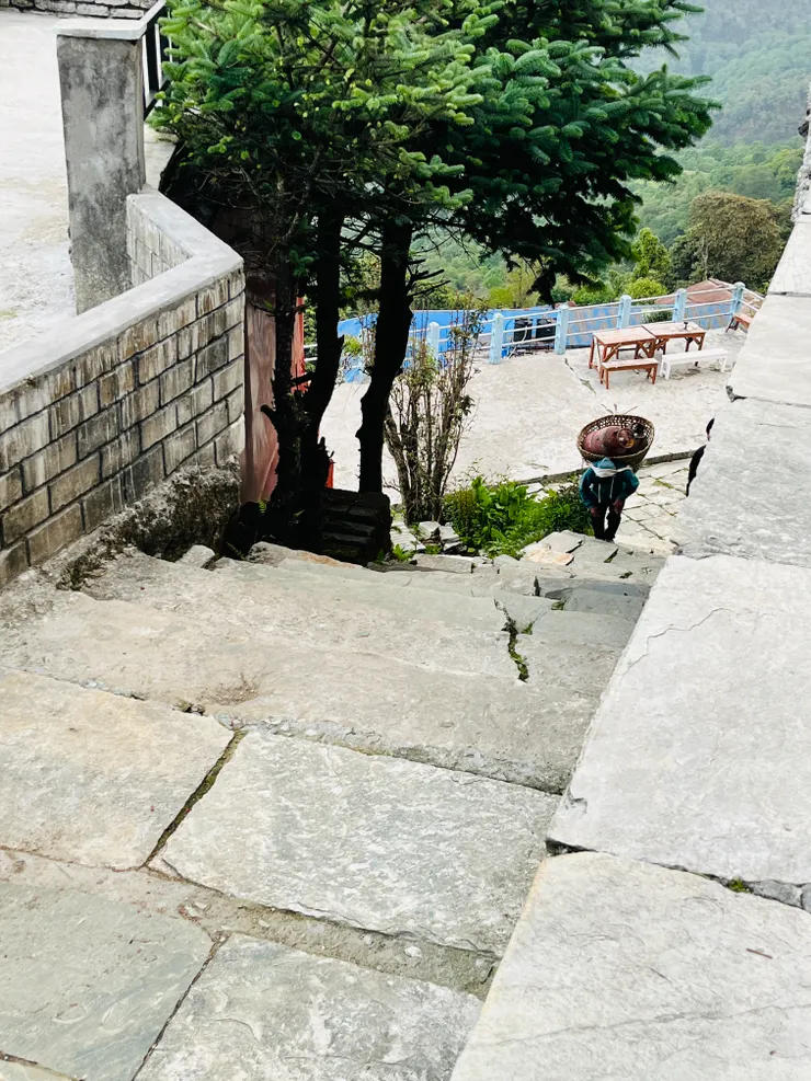 當地人只能靠人力或動物辛苦的運送貨物