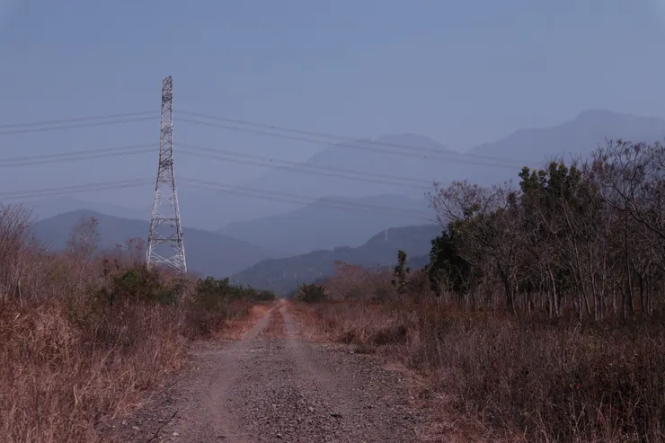 標示「閒人勿進」的產業道路，直至電塔旁與大武山下
