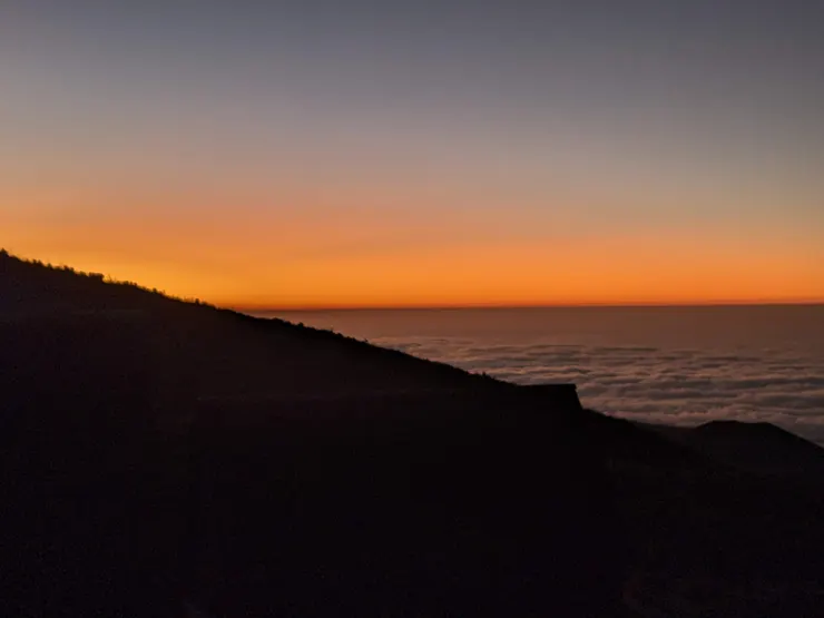 早上6點起來上廁所,走出我們的小木屋,隨手一拍的日出雲海