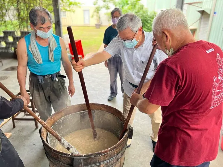 幾十斤的糯米攪拌不易，需要好幾位資深師傅共同完成