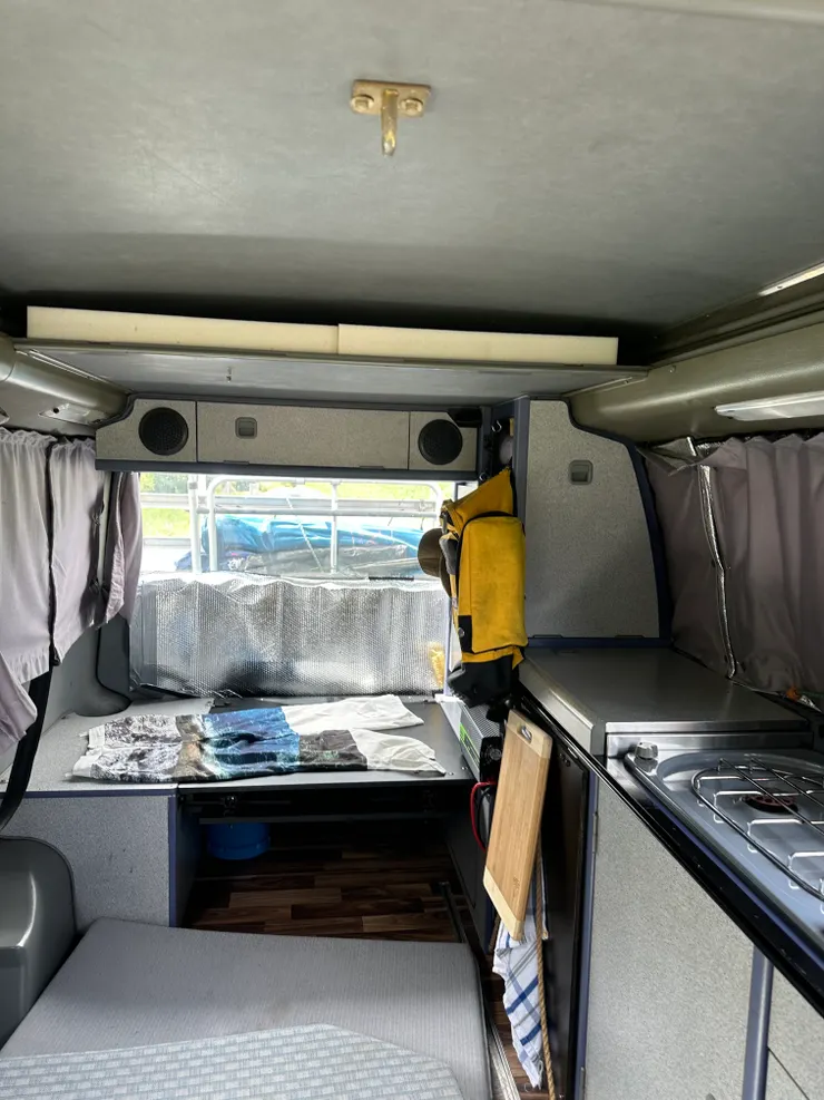 露營車內部