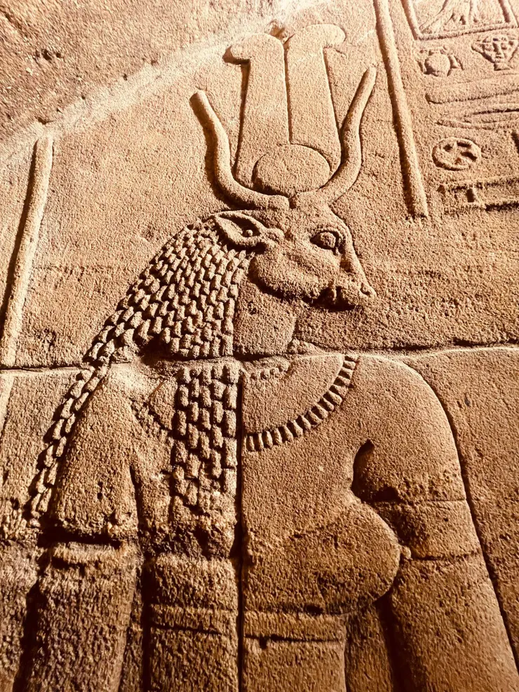 牛首女身的伊西斯女神