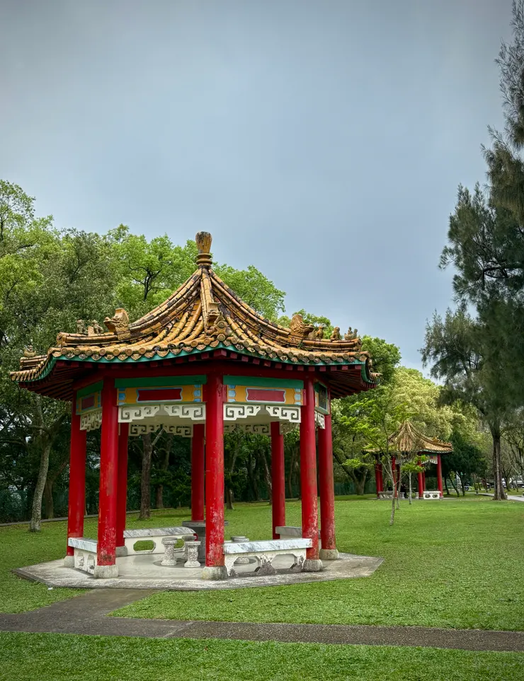 草坪周圍有數個中式風格休憩涼亭