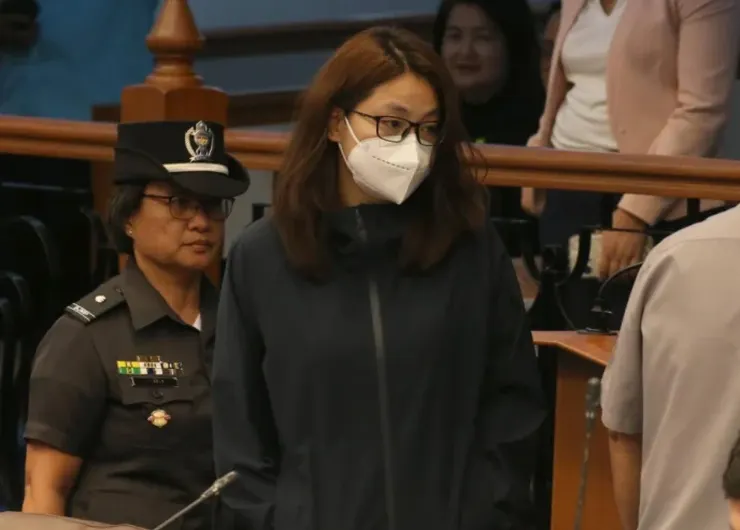 2024 年9 月24 日，被解職的Bamban、Tarlac 市長Alice Guo、她的妹妹Shiela、商業夥伴Cassandra Ong 和前經濟顧問Michael Yang 的兄弟Tony Yang 出席了參議院婦女、兒童、家庭關係和性別平等委員會關於菲律賓離岸博彩業者(POGO) 非法活動的聽證會。照片由 RENE H. DILAN 拍攝