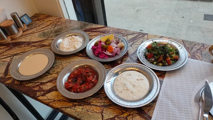 附贈的沙拉和沾醬