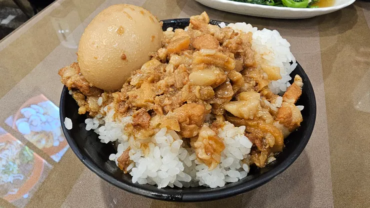 廣豐牛肉麵的小碗滷肉飯看起來根本像是大碗的!份量十足還送一顆滷蛋超級讚!
