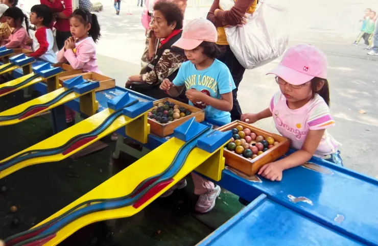 以柔這個土包子從來沒有玩過這麼有趣的遊戲，和羅的女兒玩得很專心呢