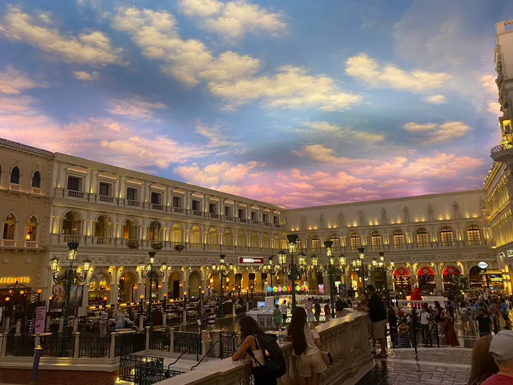 位於 Vegas 的 Venetian 商場內部。甚至有兩位朋友跟我說,和澳門的威尼斯人酒店很像,我去查了照片,根本一模一樣。(圖:予晞)