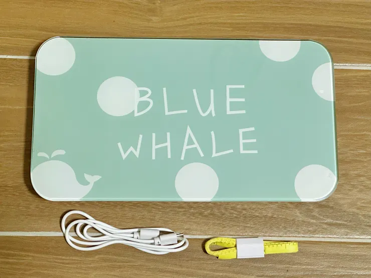 粉綠色玻璃面的迷你體重計幾乎沒什麼色差，附贈USB跟可能是量腰圍用的小皮尺？很懂買體重計的客人心思XD