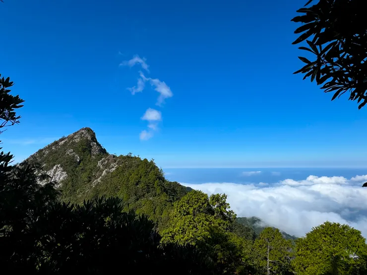 展望休息遠眺剛剛走過的鳶嘴山～