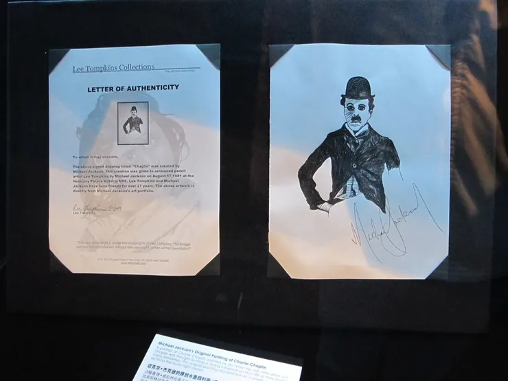 館內很值得一看的是MJ的親筆手繪，有證書證明是真跡！他在繪畫方面很有造詣。