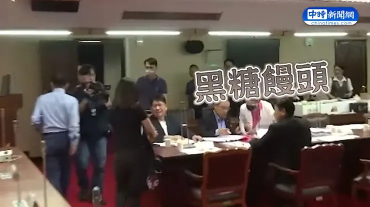 徐巧芯分送黑糖饅頭給眾人