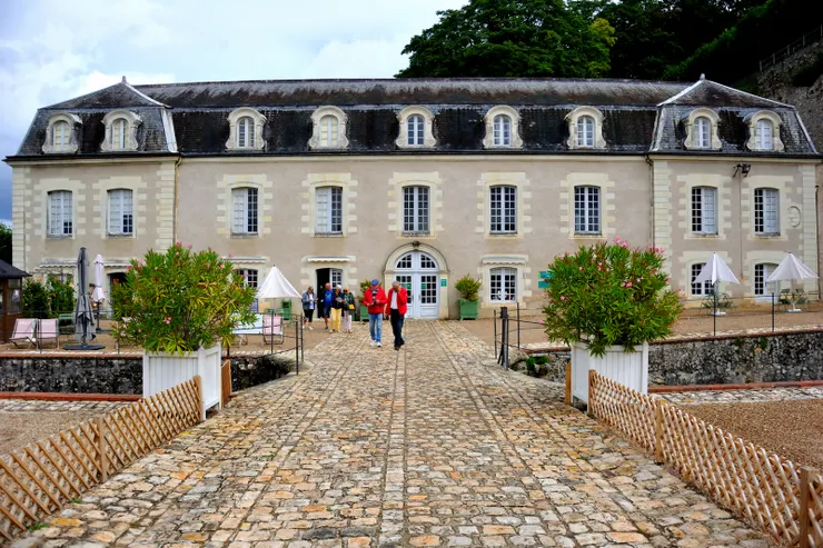 【售票廳設在那棟建築內，走進來即城堡與花園區，它的對面另有一棟外型相同的。】