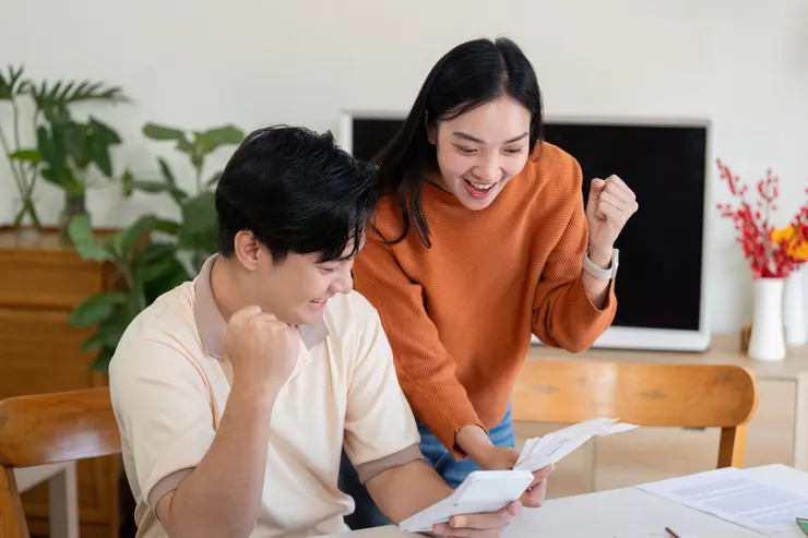 與其等搬進去後才為了誰沒倒垃圾而冷戰，不如在打包行李前，先跟伴侶在放鬆的週末夜晚開啟一場「同居大冒險遊戲」。圖/123RF圖庫