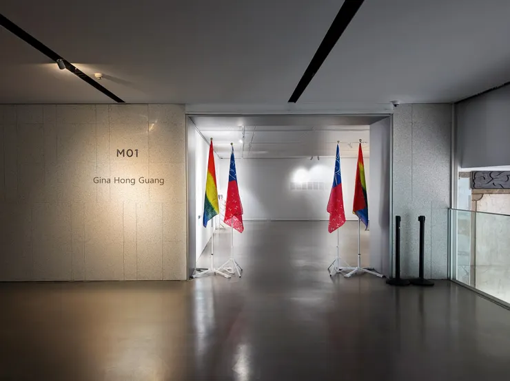 海水退去時，真理以光的形狀留下。在潮間帶之間，我們把和平寫成七種 呼吸。一紙宇宙，是最輕也最堅定的承諾。