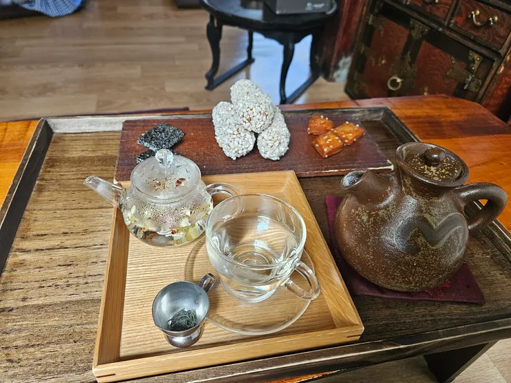 益善洞韓屋改成的茶管，梅花茶+宮庭點心，吃起來像麻荖跟花生糖