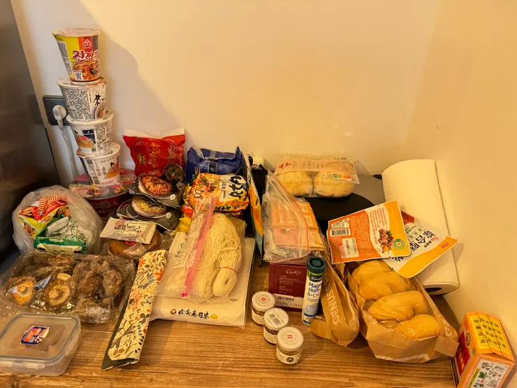 我們帶去過年的台灣味 XD (右邊的半熟麵包是當天在第一天在超市買的)