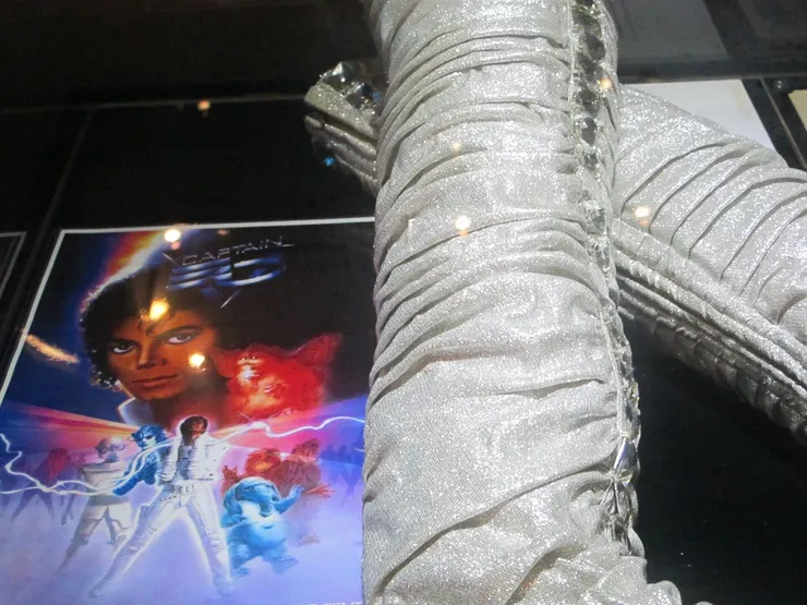 這雙是拍《Captain Eo》時MJ所穿的靴子。我覺得這也是其中一件鎮館之寶。