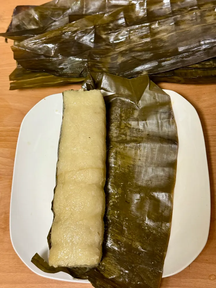 層層包裹的越南肉粽，光粽葉就拆了十幾片，才能看到裡面白色的肉粽。