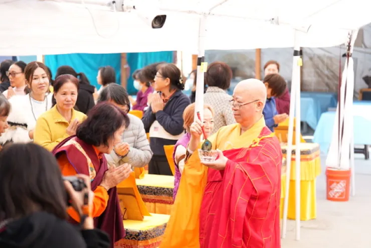 法會圓滿,法師們特別為現場大眾施灑殊勝法水,祝願與會者皆能消災延壽、福慧增長