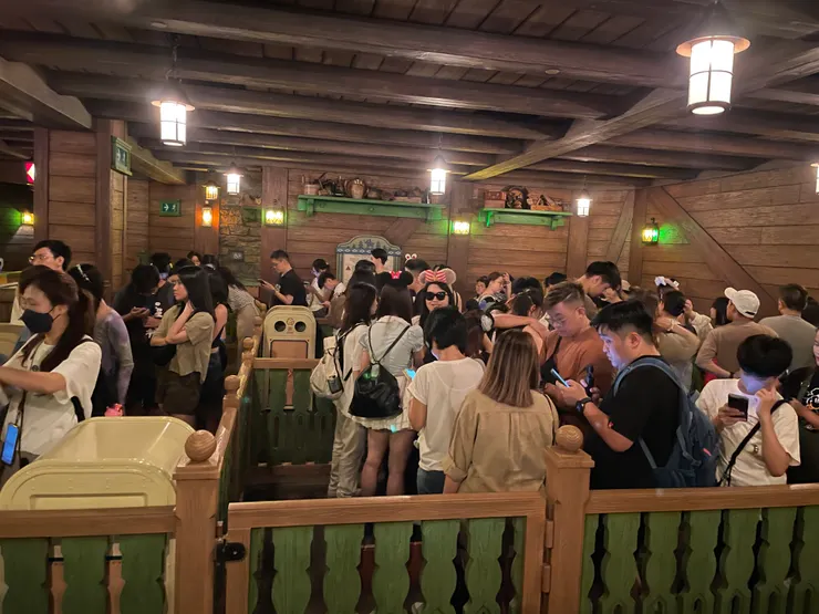 香港迪士尼一早開門，即和小女兒一起展開一天的排隊之旅~