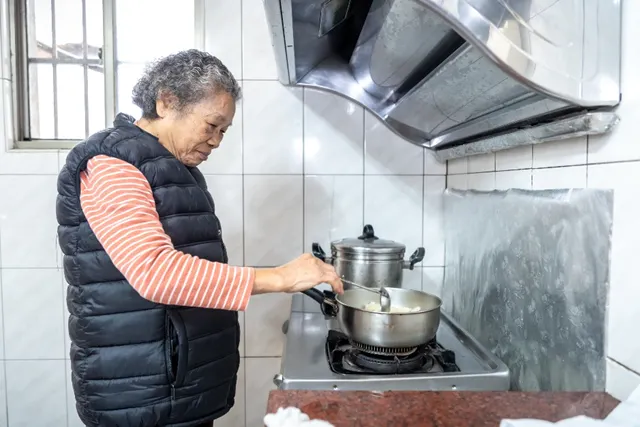 奶奶自己打點餐食，中午煮一鍋麵享用。