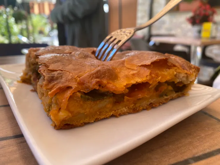 鹹派味道也還可以，可是外面那層很硬