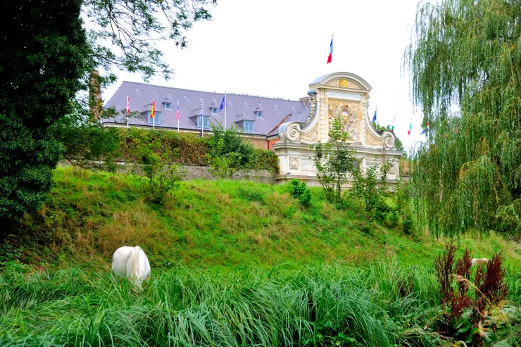 【河流草地池塘森林與沃邦城堡 ！要塞建築不開放，據說有駐軍，前方一匹白馬吃草。】