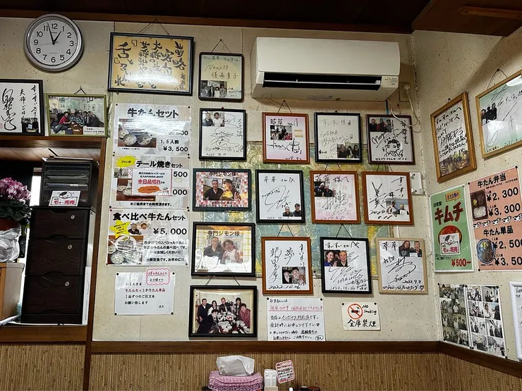 繼續滿滿的簽名板及合照！