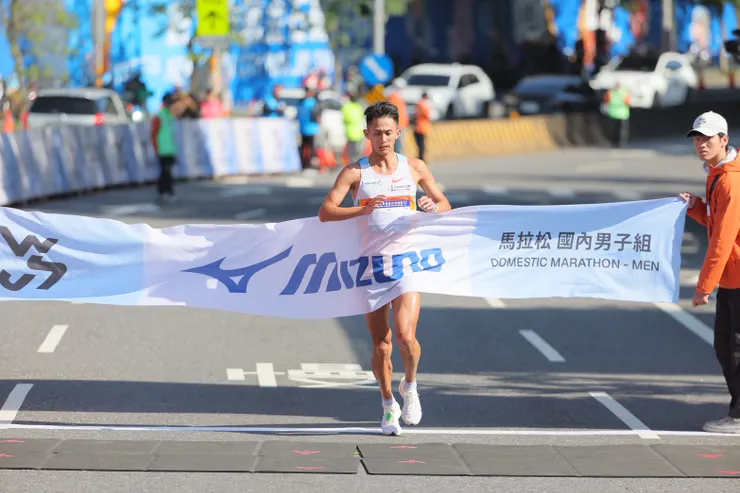 2026新北市萬金石馬拉松，馬拉松國內男子組總排第一周庭印。成績：2小時28分43秒