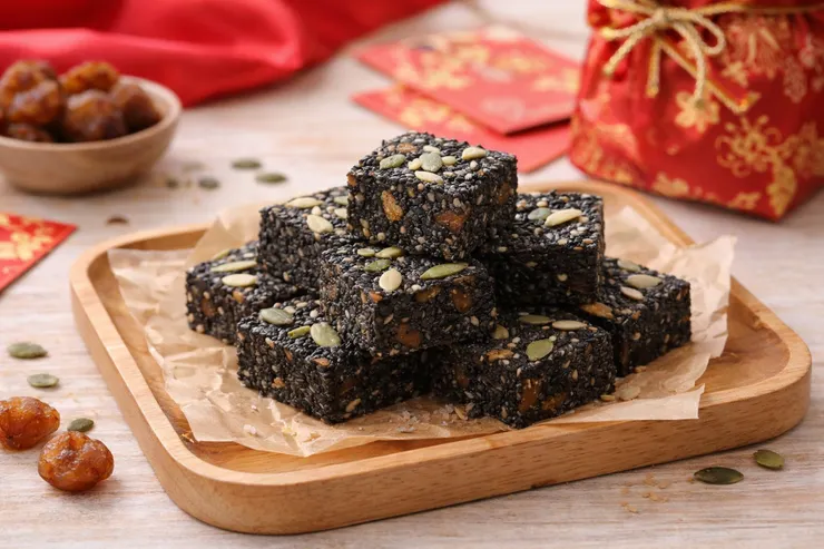 芝麻桂圓壓福磚｜春節DIY新年五彩小食 Image by Frankie