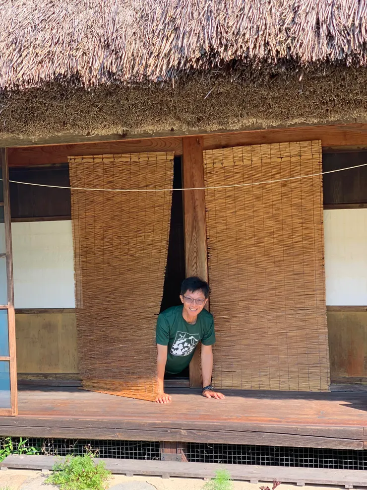 從房間伸出頭的副領隊