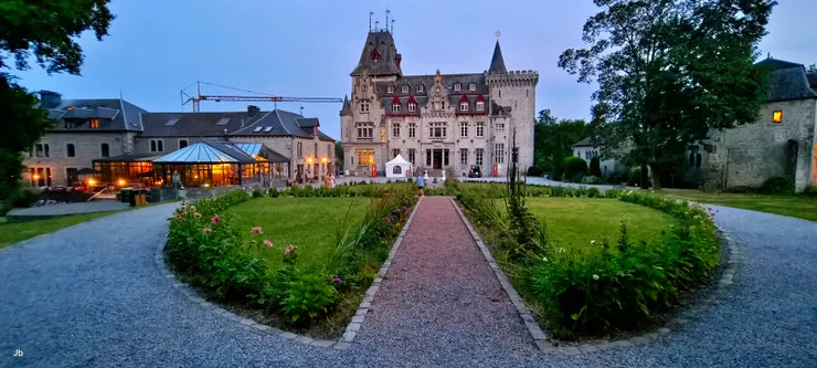 【晚餐後在城堡區漫步，從正門望城堡。】