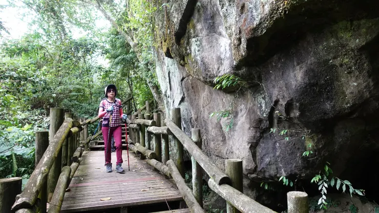 途經步道裡最大的巨石