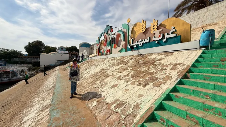 下船走路往努亞比市集