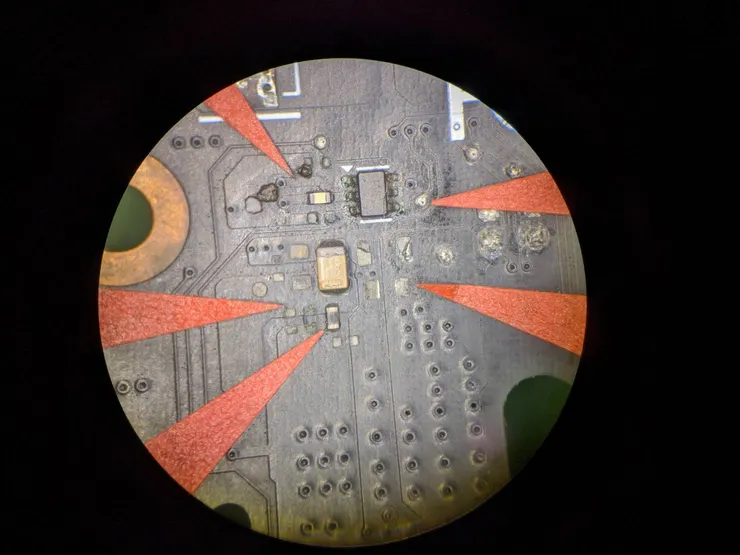 原廠標示出來的受損位置，已經看到不少顆電容消失。