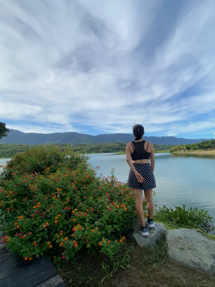 凝視池水,想著誰能提供有廚房的平房租給我啊