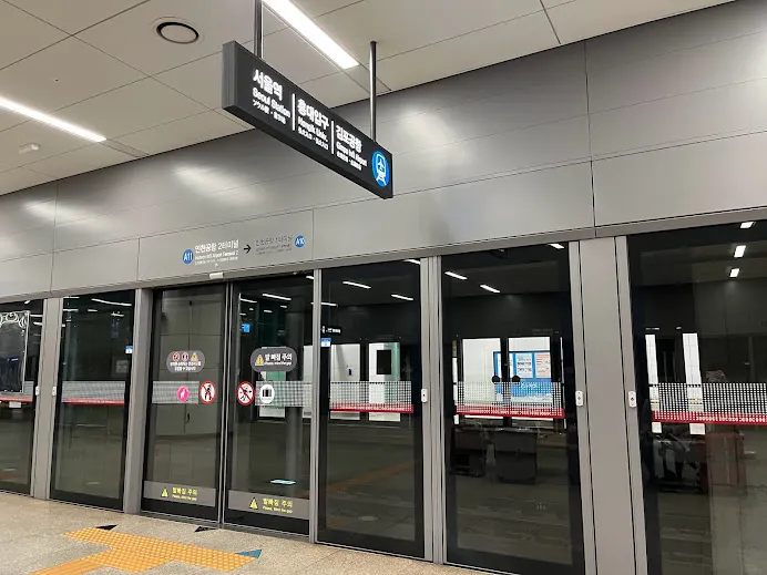 第二航廈普通車等車的地方（已刷進站）