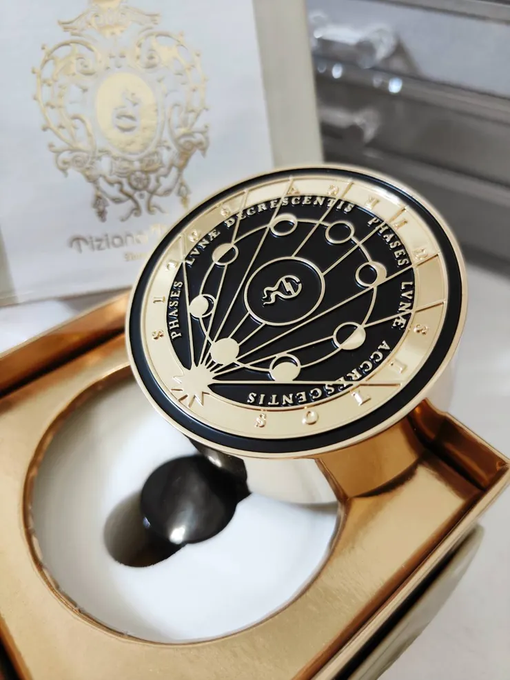 照片中的小黑圓蓋，就是額外提供的簡易型瓶蓋。星盤瓶蓋真的超美的。