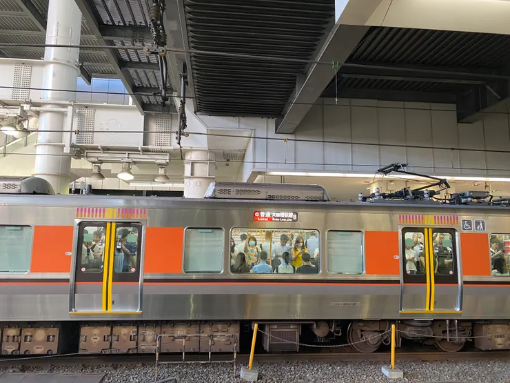 相隔一個月台的大阪環狀線人潮沒有停過，每班列車都滿滿