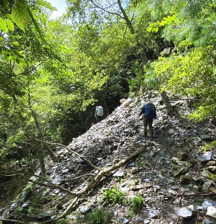 ▲續行2公里至28K營地,途中有多處坍塌地。