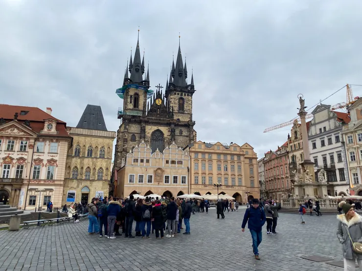 ▲布拉格泰恩教堂建於14世紀，是布拉格廣場裡最古老的建築，如今被一派新屋子包圍著，唯獨它那黑色的哥德式尖塔和高達80米的鐘樓拔地而起，不願落在世人的目光之後。黑色孤高的外觀，也被形容為「魔鬼教堂」。