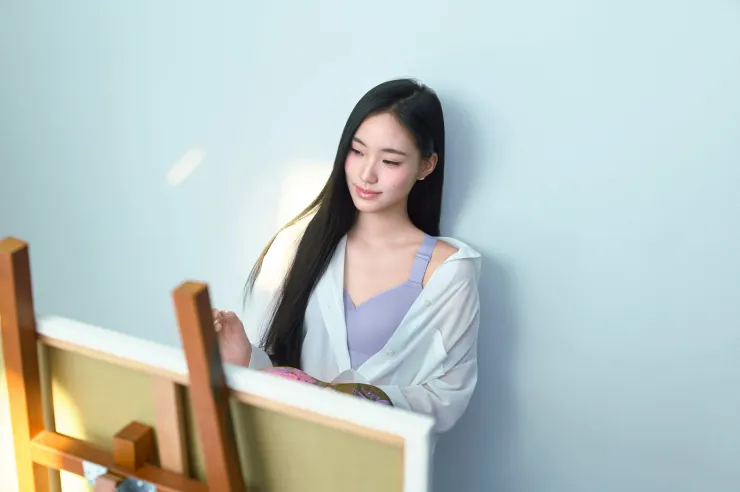 畫室裡的專注時刻:柔軟的高支撐包覆彈力運動內衣 整天都能舒適透氣