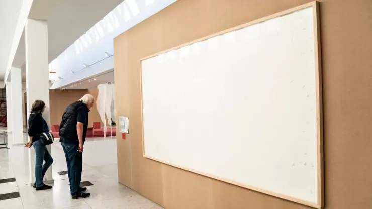 奧爾堡現代藝術博物館真的展示了兩個空白畫框，圖片來源：Kunsten Museum of Modern Art