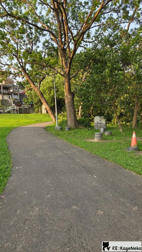 通往寶藏巖道路